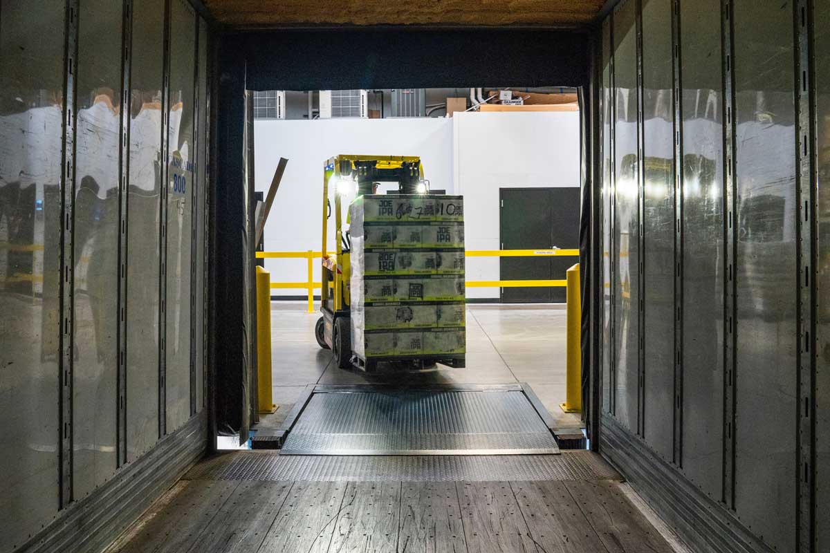 Forklif receiving goods from a truck